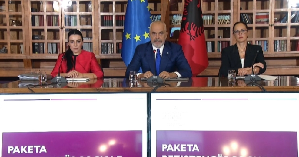 Balluku: Do te vendosim panelet diellore ne tarracat e pallatave